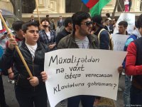 Группа молодежи вновь провела акцию протеста перед домом Али Керимли (ФОТО)