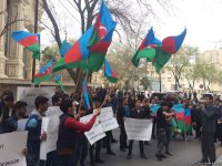Группа молодежи вновь провела акцию протеста перед домом Али Керимли (ФОТО)