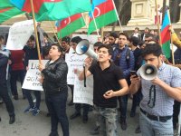 Группа молодежи вновь провела акцию протеста перед домом Али Керимли (ФОТО)