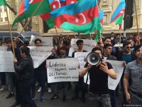 Группа молодежи вновь провела акцию протеста перед домом Али Керимли (ФОТО)