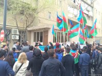 Группа молодежи вновь провела акцию протеста перед домом Али Керимли (ФОТО)