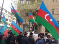 Группа молодежи вновь провела акцию протеста перед домом Али Керимли (ФОТО)