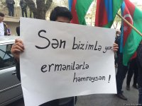 Группа молодежи вновь провела акцию протеста перед домом Али Керимли (ФОТО)