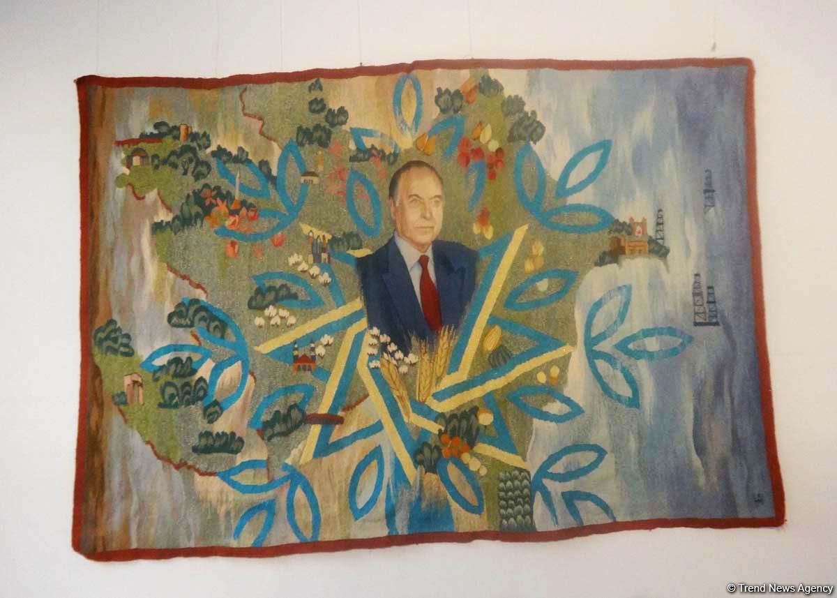 Мир гобеленов Адиля Шихалиева – выставка в Баку (ФОТО)