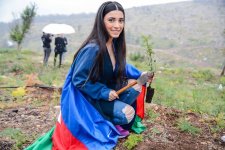 Флаг Азербайджана в Израиле - Семра Рагимли посадила дерево в Тель-Авиве (ФОТО)
