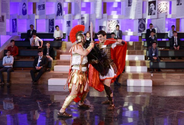 В Шамкире  сразились на мечах  - битва Ахилесса и Гектора (ФОТО)