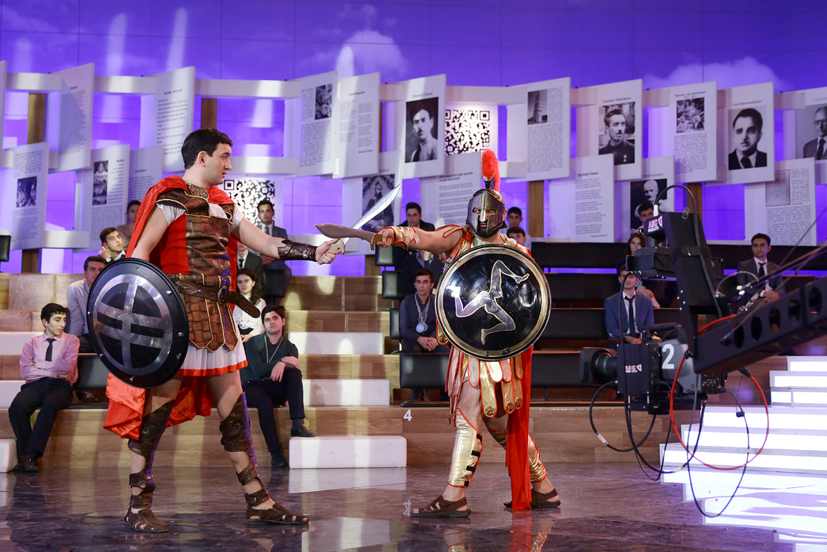 В Шамкире  сразились на мечах  - битва Ахилесса и Гектора (ФОТО)