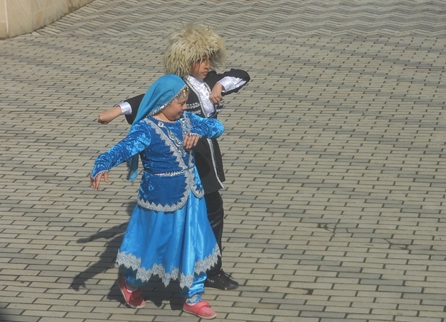 В Шеки и Балакене прошла Олимпиада по русскому языку (ФОТО)