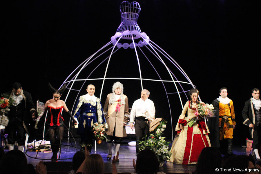 Потрясающие уроки любви Фахраддина Манафова – дебют на сцене Русской драмы (ФОТО)