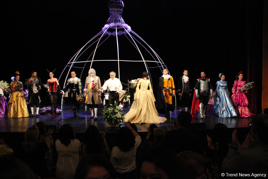 Потрясающие уроки любви Фахраддина Манафова – дебют на сцене Русской драмы (ФОТО)