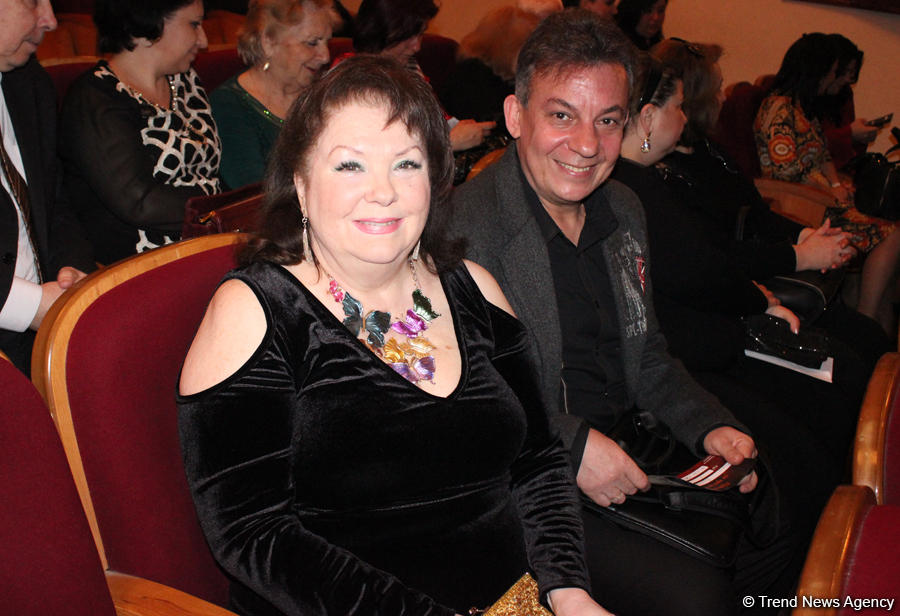 Потрясающие уроки любви Фахраддина Манафова – дебют на сцене Русской драмы (ФОТО)