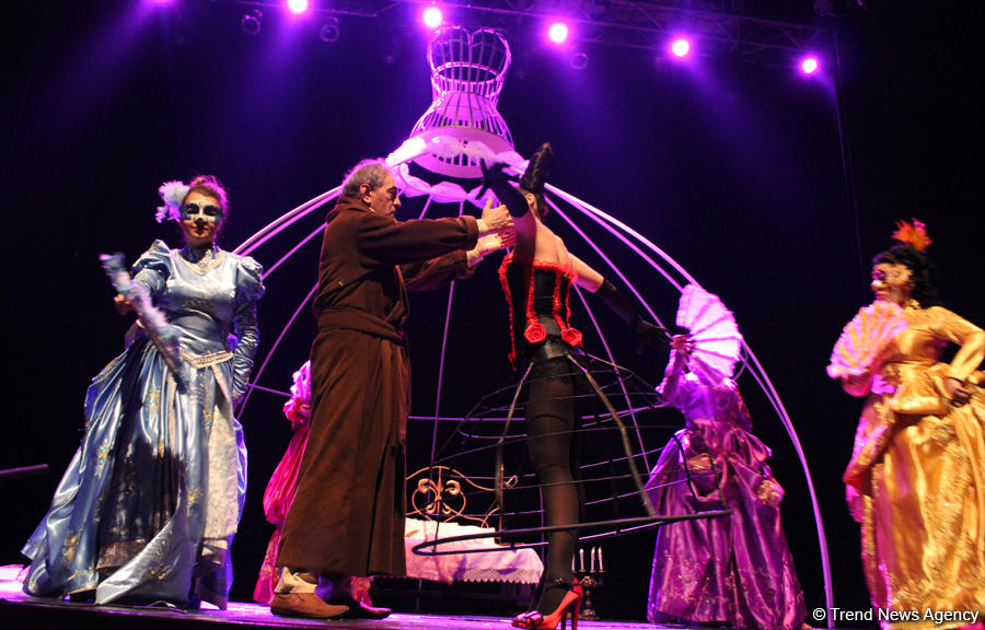 Потрясающие уроки любви Фахраддина Манафова – дебют на сцене Русской драмы (ФОТО)