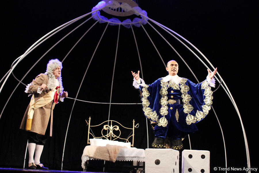 Потрясающие уроки любви Фахраддина Манафова – дебют на сцене Русской драмы (ФОТО)