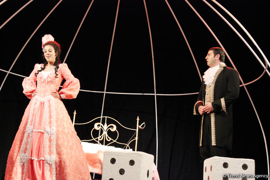 Потрясающие уроки любви Фахраддина Манафова – дебют на сцене Русской драмы (ФОТО)