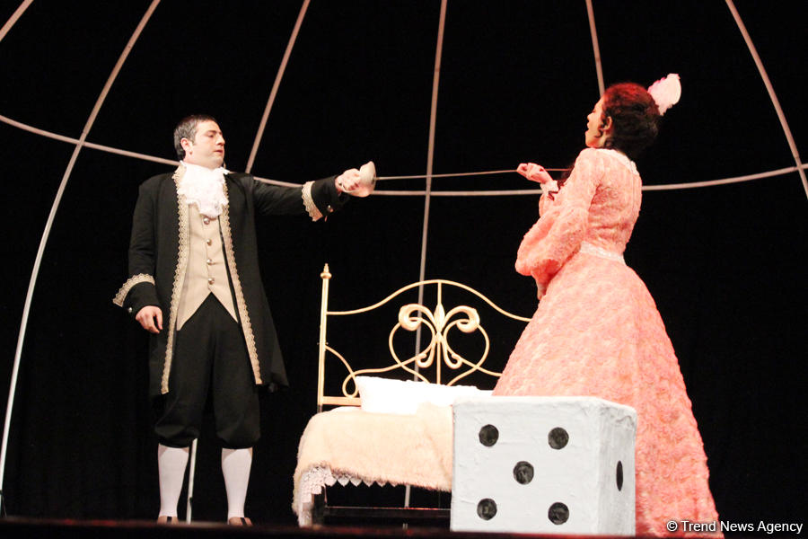 Потрясающие уроки любви Фахраддина Манафова – дебют на сцене Русской драмы (ФОТО)