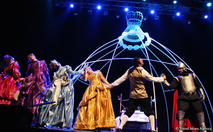 Потрясающие уроки любви Фахраддина Манафова – дебют на сцене Русской драмы (ФОТО)