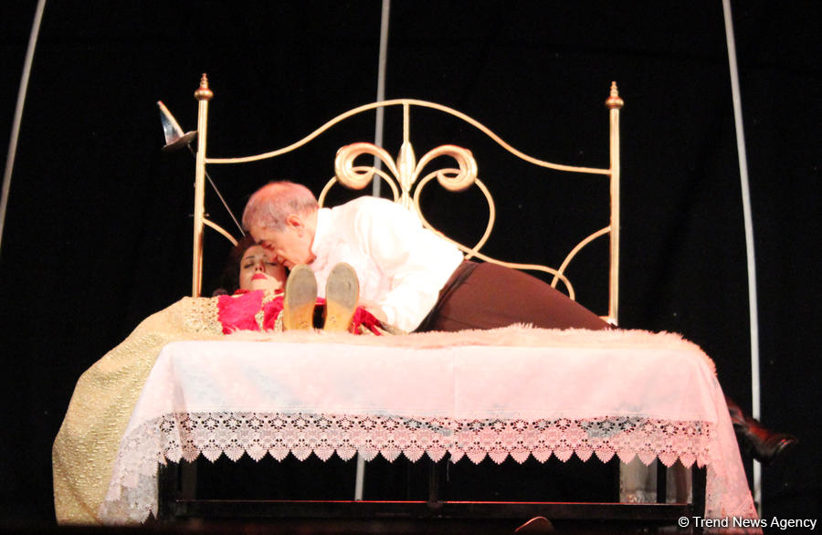 Потрясающие уроки любви Фахраддина Манафова – дебют на сцене Русской драмы (ФОТО)