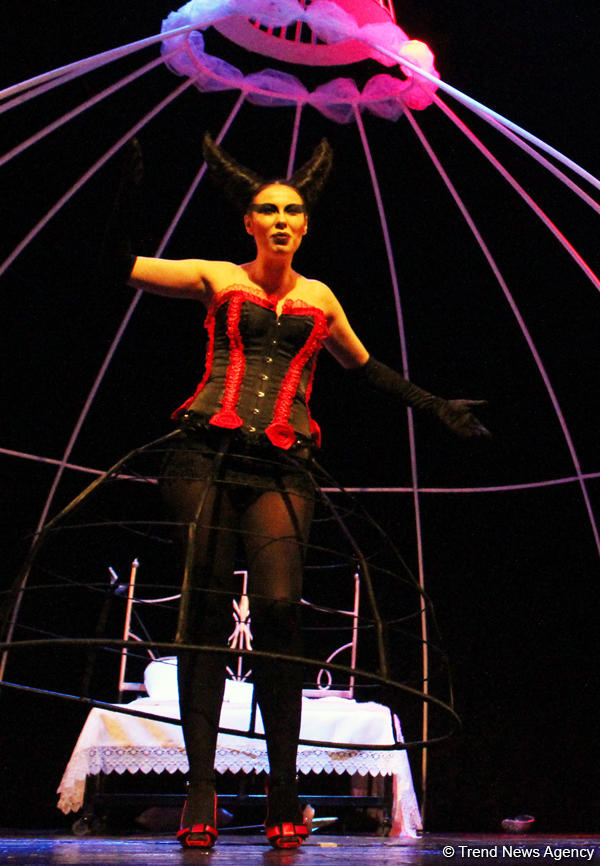 Потрясающие уроки любви Фахраддина Манафова – дебют на сцене Русской драмы (ФОТО)