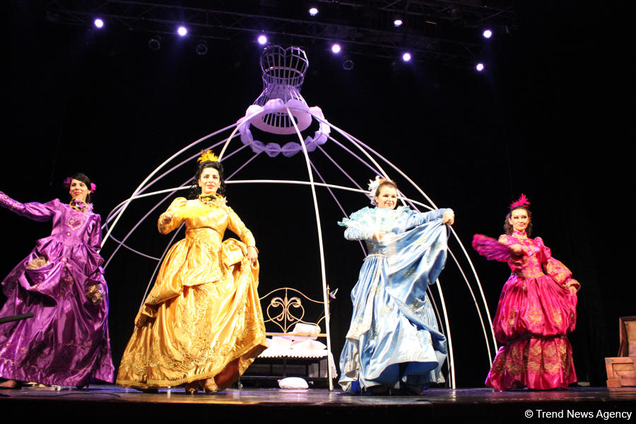 Потрясающие уроки любви Фахраддина Манафова – дебют на сцене Русской драмы (ФОТО)