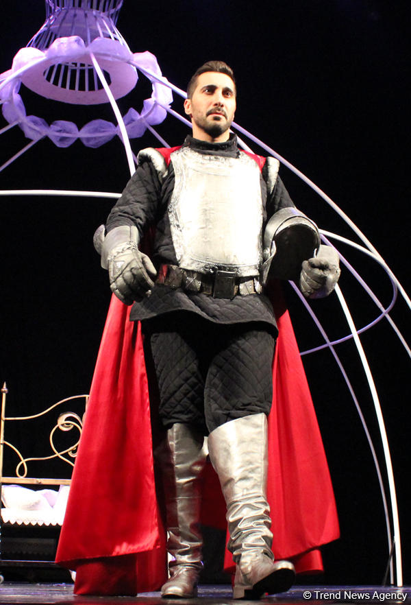 Потрясающие уроки любви Фахраддина Манафова – дебют на сцене Русской драмы (ФОТО)