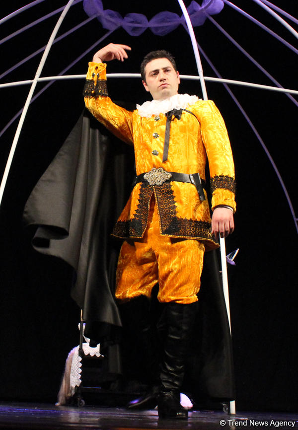 Потрясающие уроки любви Фахраддина Манафова – дебют на сцене Русской драмы (ФОТО)