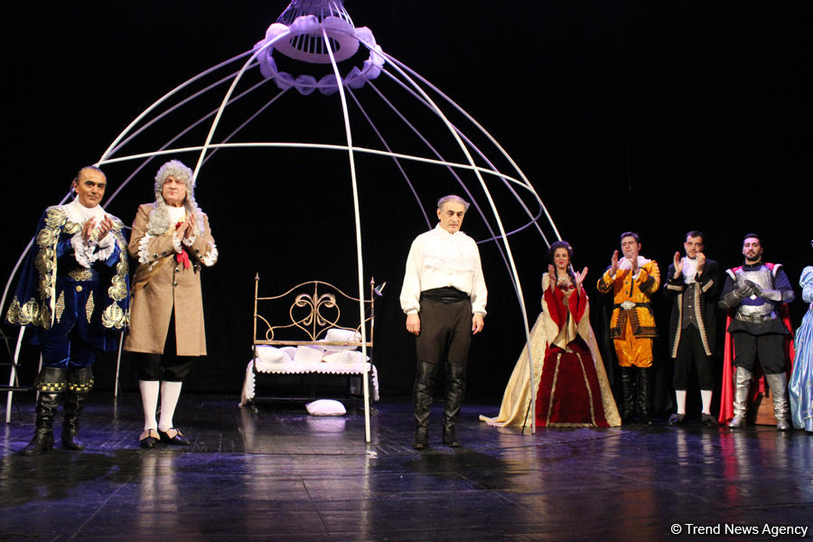 Потрясающие уроки любви Фахраддина Манафова – дебют на сцене Русской драмы (ФОТО)