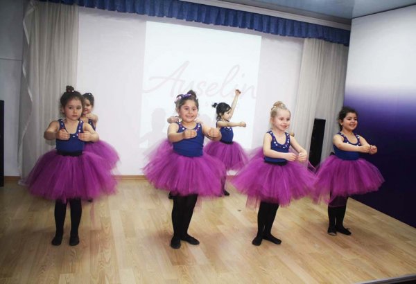 Юные бакинцы отметили Международный день танца (ФОТО)