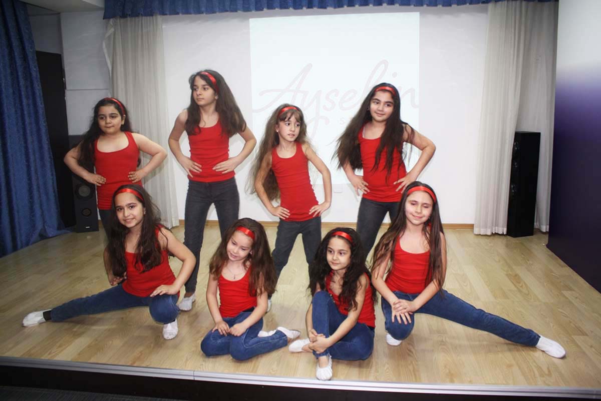 Юные бакинцы отметили Международный день танца (ФОТО)