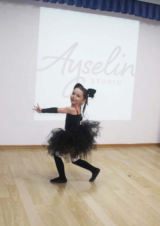 Юные бакинцы отметили Международный день танца (ФОТО)