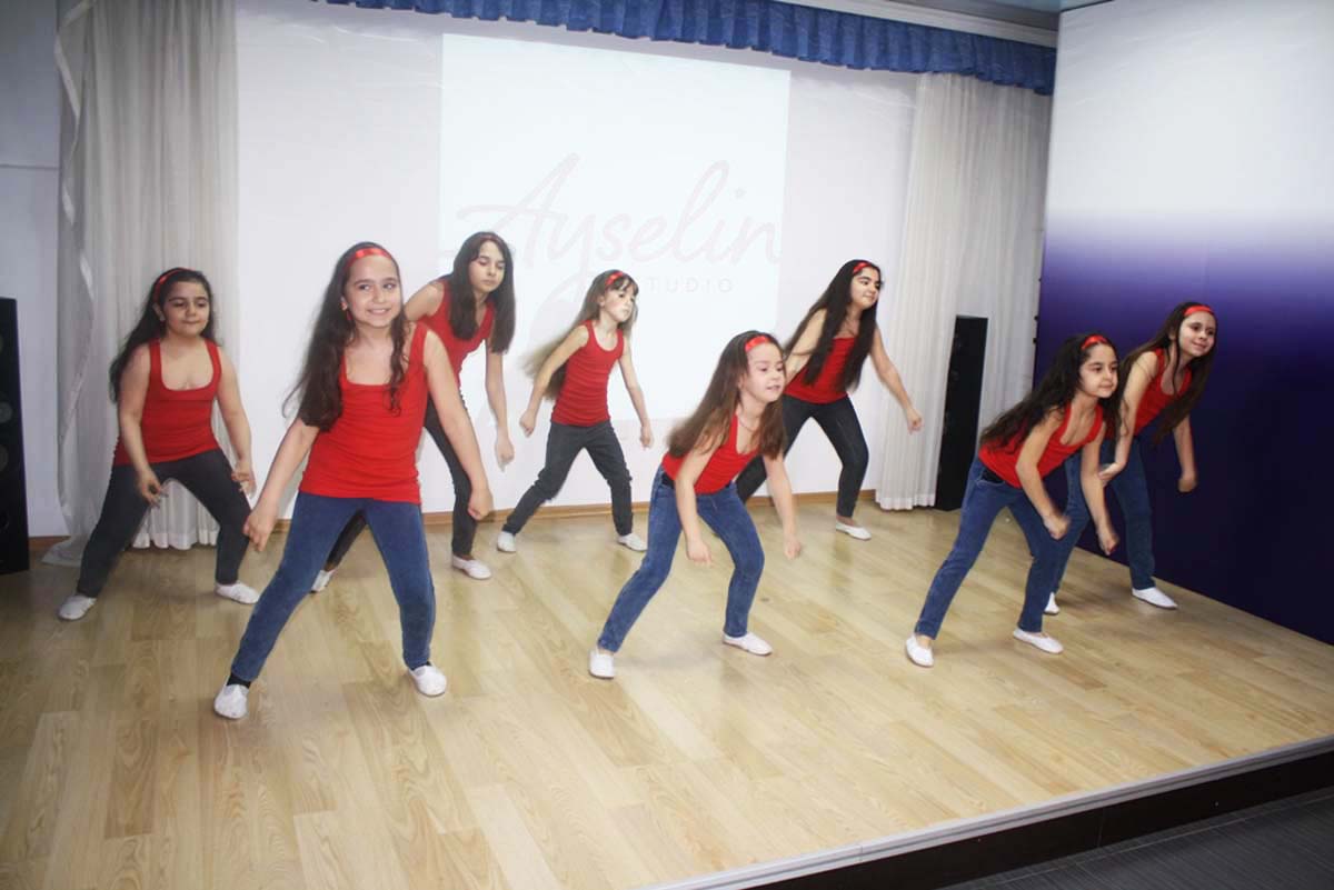 Юные бакинцы отметили Международный день танца (ФОТО)