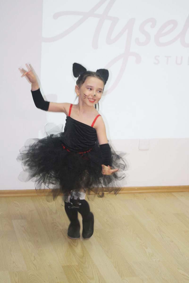 Юные бакинцы отметили Международный день танца (ФОТО)