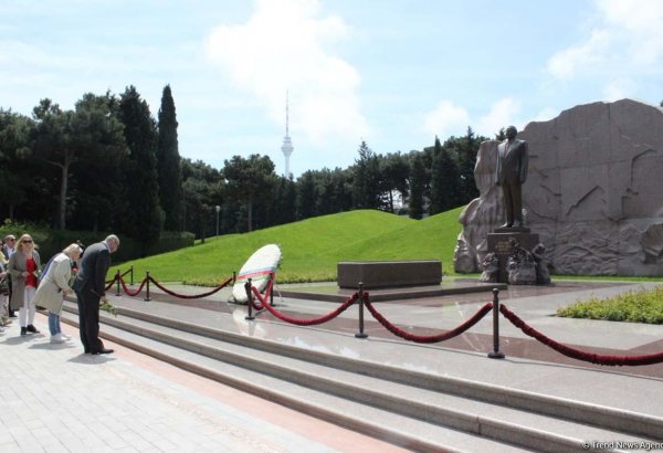 Галина Польских и Валентин Смирнитский посетили Аллею почетного захоронения в Баку (ФОТО)