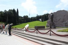 Галина Польских и Валентин Смирнитский посетили Аллею почетного захоронения в Баку (ФОТО)