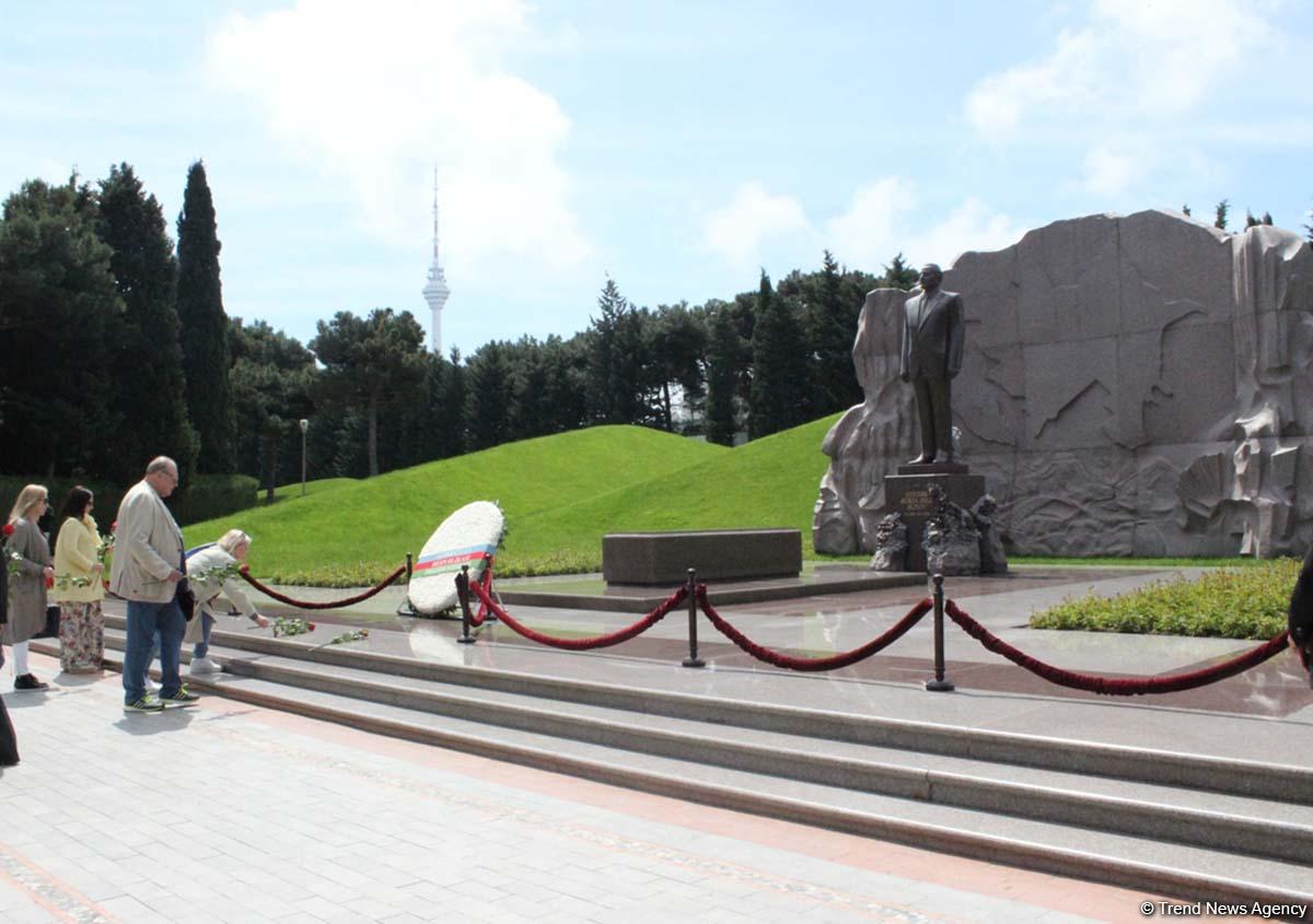 Галина Польских и Валентин Смирнитский посетили Аллею почетного захоронения в Баку (ФОТО)