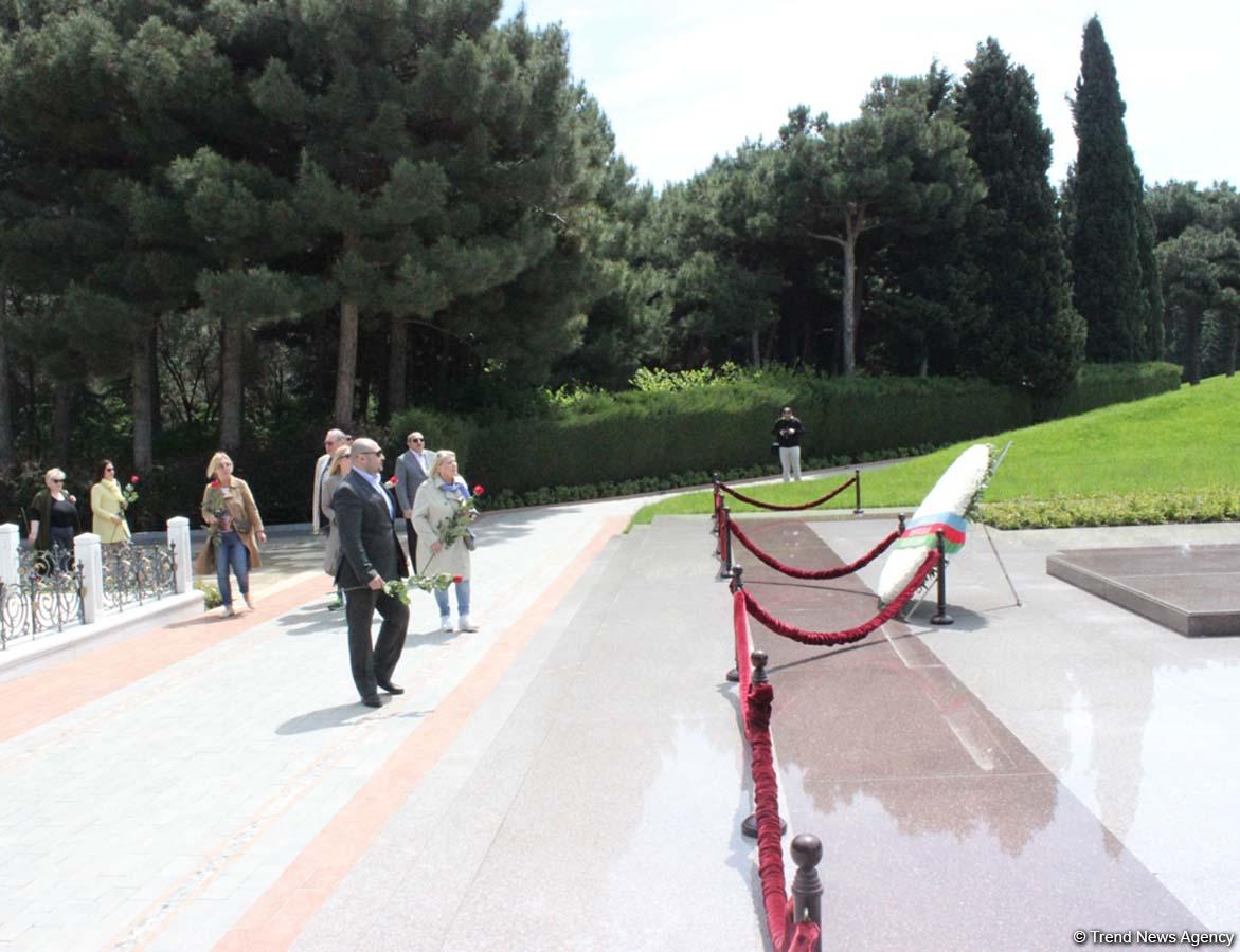 Галина Польских и Валентин Смирнитский посетили Аллею почетного захоронения в Баку (ФОТО)