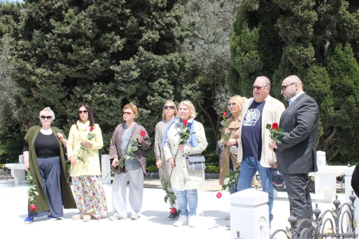 Галина Польских и Валентин Смирнитский посетили Аллею почетного захоронения в Баку (ФОТО)