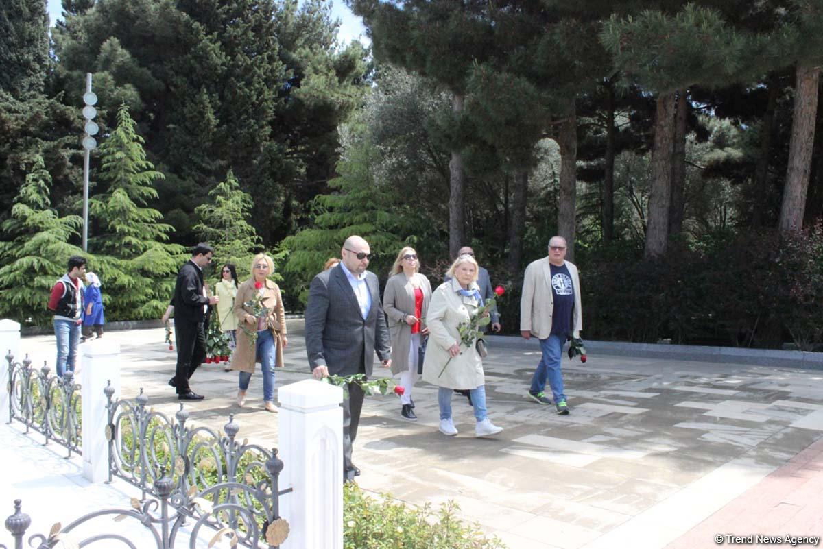 Галина Польских и Валентин Смирнитский посетили Аллею почетного захоронения в Баку (ФОТО)