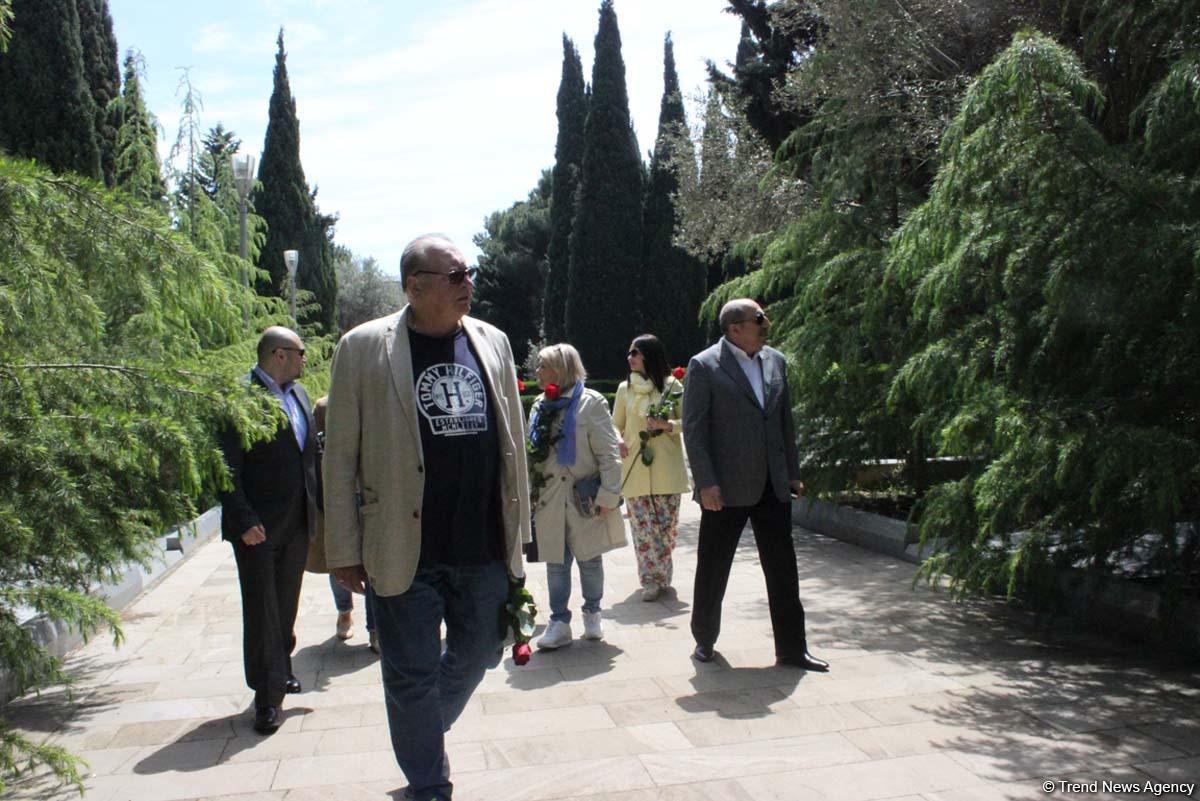 Галина Польских и Валентин Смирнитский посетили Аллею почетного захоронения в Баку (ФОТО)