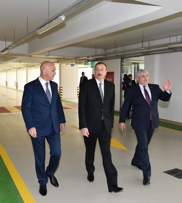 Президент Азербайджана принял участие в открытии многоэтажной автостоянки в Баку (ФОТО)