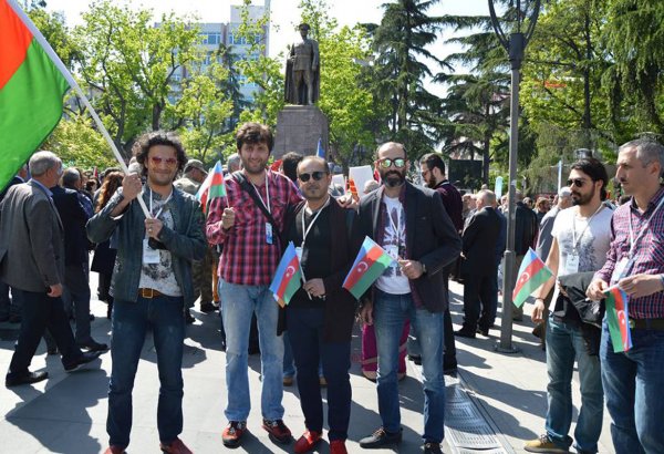 Старый клоун и азербайджанские актеры на берегу Черного моря (ФОТО)