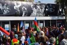 Старый клоун и азербайджанские актеры на берегу Черного моря (ФОТО)