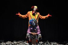 Старый клоун и азербайджанские актеры на берегу Черного моря (ФОТО)