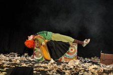 Старый клоун и азербайджанские актеры на берегу Черного моря (ФОТО)