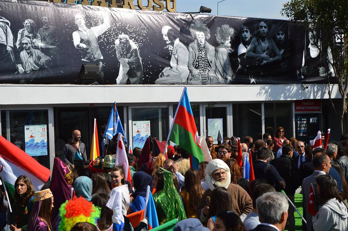 Старый клоун и азербайджанские актеры на берегу Черного моря (ФОТО)