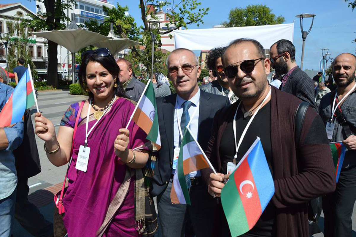 Старый клоун и азербайджанские актеры на берегу Черного моря (ФОТО)