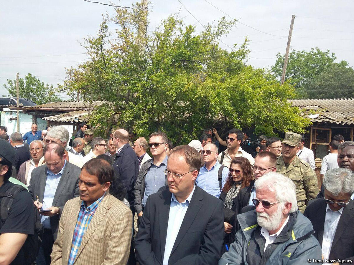 Представители дипкорпуса в Азербайджане осмотрели обстрелянные армянами дома в Агдамском районе (ФОТО)