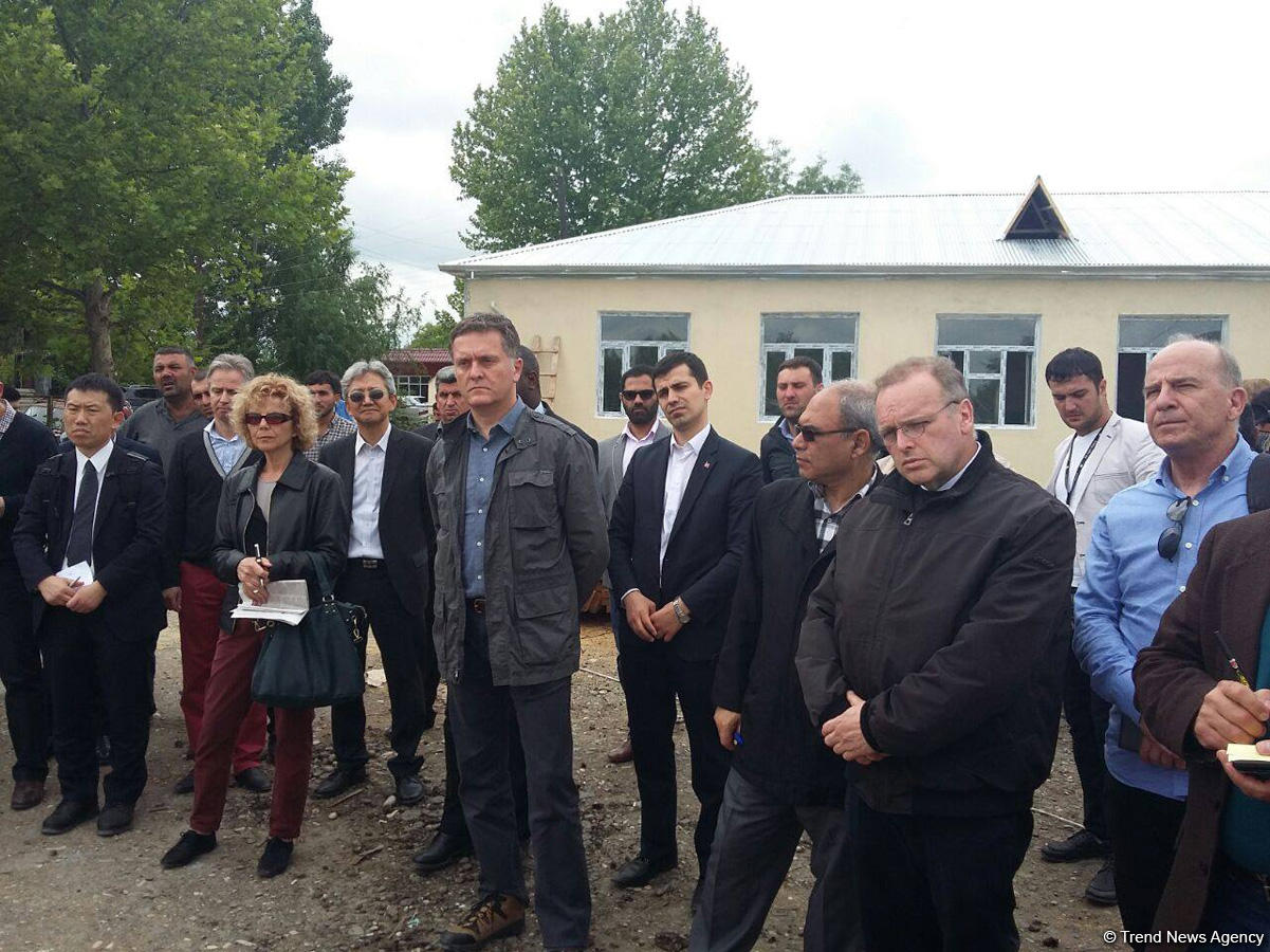 Представители дипкорпуса в Азербайджане осмотрели обстрелянные армянами дома в Агдамском районе (ФОТО)