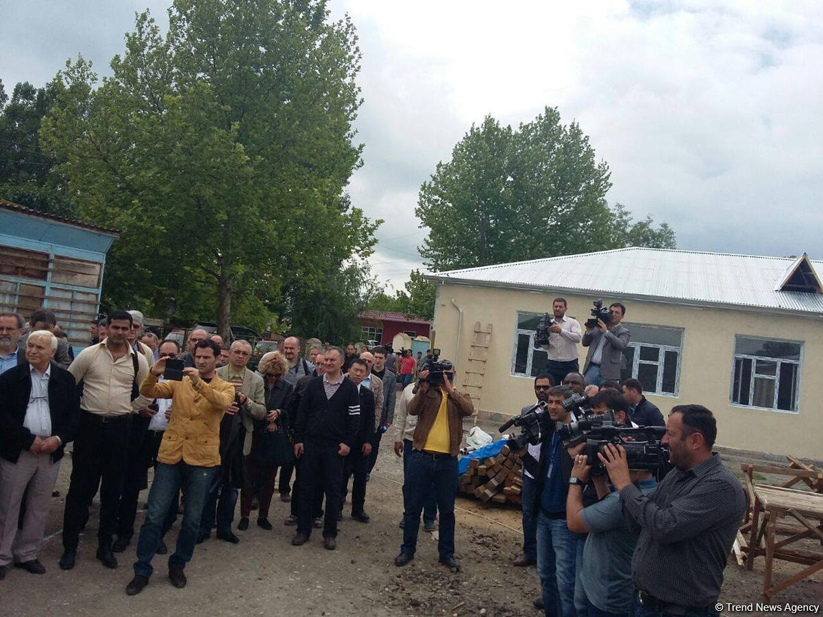 Представители дипкорпуса в Азербайджане осмотрели обстрелянные армянами дома в Агдамском районе (ФОТО)