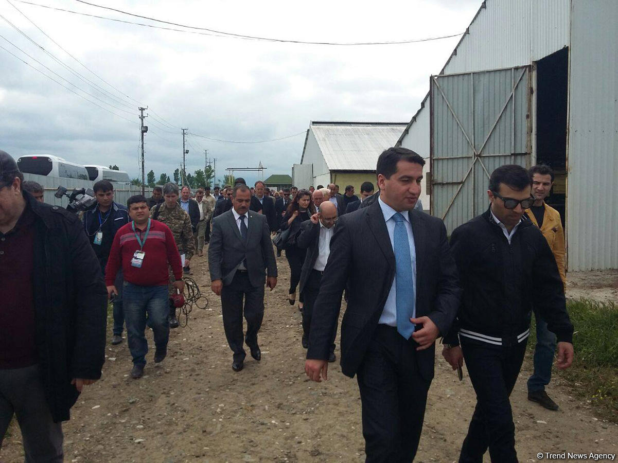 Представители дипкорпуса в Азербайджане осмотрели обстрелянные армянами дома в Агдамском районе (ФОТО)