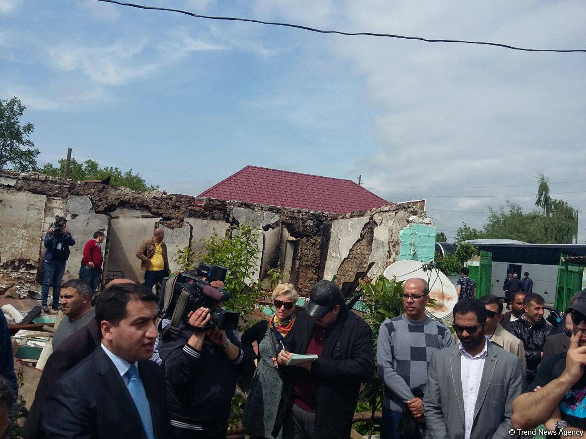 Представители дипкорпуса в Азербайджане осмотрели обстрелянные армянами дома в Агдамском районе (ФОТО)